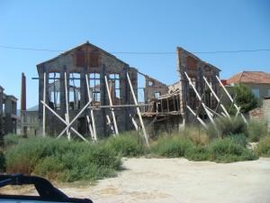 Τα αφήνουν να γκρεμίσουν.