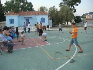 Τα παιδιά μαθαίνουν παλιά παιχνίδα